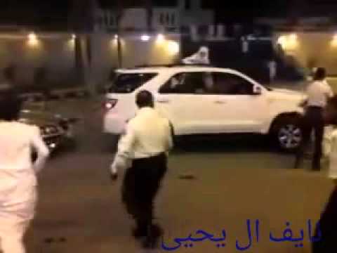 مشادة ساخنة بين شباب خليجيين في الشارع