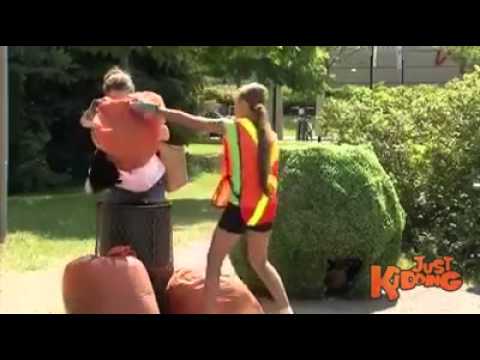 حسناء تنفذ مقلبًا مرعبًا في المارة