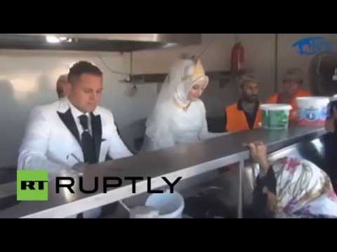 عريسان يدعوان لاجئين سوريين إلى وليمة الزفاف
