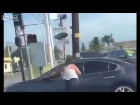 امرأة تتعلق بسيارة زوجها بعد ضبطه مع عشيقته