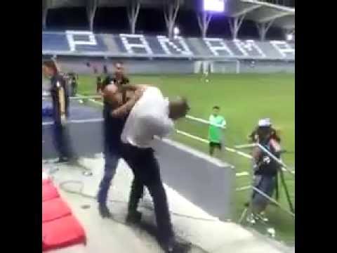 اشتباك بالأيدي بين مدرب كوستاريكا ورجل شرطة