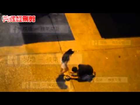 رجل يركع أمام فتاة لتتوقف عن ضربه