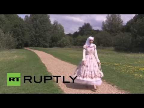 نور القطان تعرض أزياء إسلامية مستوحاة من نمط لوليتا