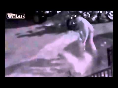 شاب يعتدي على فتاة في شارع مظلم