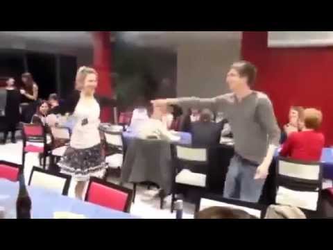 موقف محرج لفتاة أثناء رقصها مع خطيبها