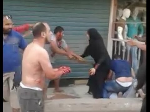 سيدة تنقذ شابًا من وسط معركة في الفيوم