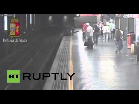 لحظة إنقاذ فتاة حاولت الانتحار أمام قطار مسرع