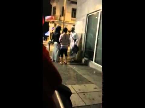 فتيات يحرجن شابًا ملتحيًا في الشارع العام