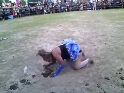 فتاة أرادت الاستعراض أمام الجمهور فجنت على نفسها