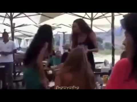 مشادة بين امرأتين بسبب تغزل إحداهما في زوج الأخرى