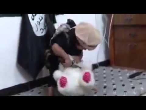 كيف يعلم داعش الأطفال قطع الرأس