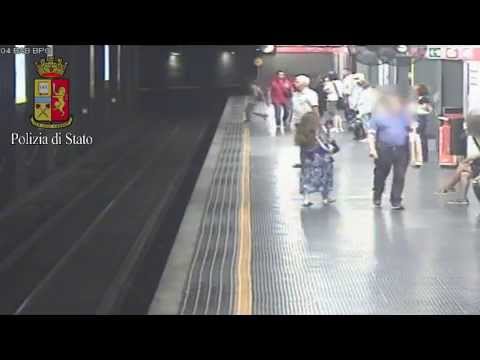 شرطي إيطالي ينقذ فتاة ألقت بنفسها أمام المترو