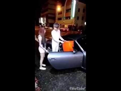 فتاة حسناء توقع رجلًا في موقف محرج للغاية