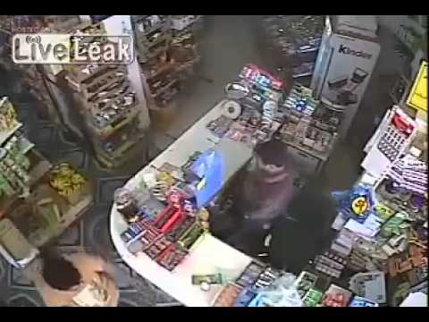 بالفيديو 3 سعوديين يهاجمون صاحب متجر ويسرقونه