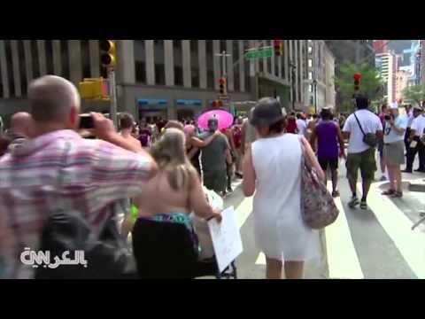 شاهد نساء يزاحمن الرجال في مسيرة لعراة الصدور