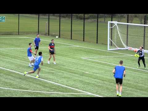 أكاديمية كرة قدم فى إنجلترا تعلم التسديد بطريقة رونالدو