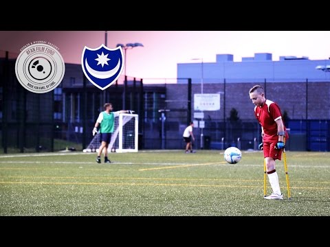 الإرادة تدفع إلى لعب الكرة بقدم واحدة