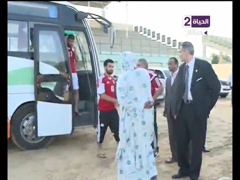 سيدة من تشاد تستقبل محمد صلاح لتسلم عليه وتشيد به