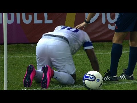 مشجع يعبأ بوله فى كيس ويرميه على لاعب خلال المباراة