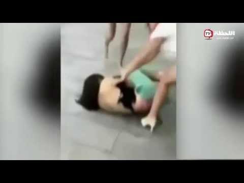 شاهد تجريد امرأة من ملابسها في أحد الشوارع الصينية