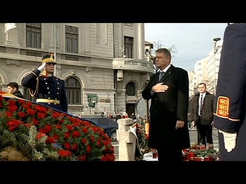 الرئيس الروماني يوهانيس يضع إكليلًا من الزهور في ساحة الجامعة