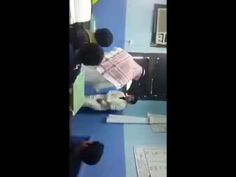 مدرس سعودي يلقن طالبا علقة ساخنة