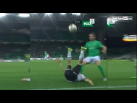 أغرب تمريرة في عالم الساحرة المستديرة