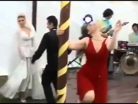 فتاة ثملة تقلب الخيمة على المعازيم وتجرح العروسة