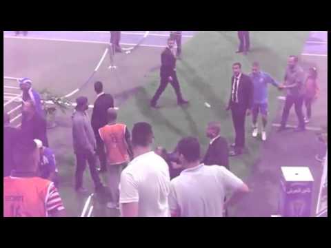 لحظة الاعتداء على حكم مباراة اتحاد طنجة وأولمبيك خريبكة