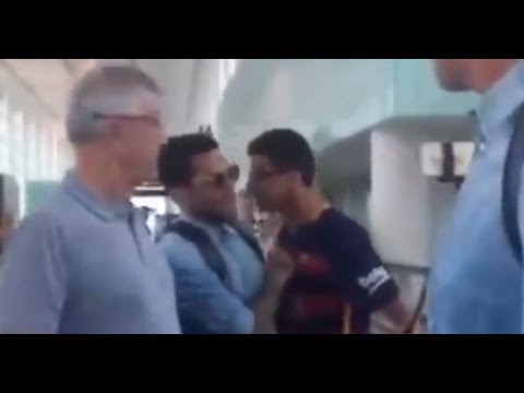 مشجع يُقبل ألفيس بعد التوقيع على قميص برشلونة