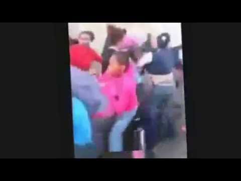 مجموعة من الطالبات يجررن بعضهن داخل المدرسة