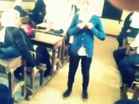 طالبة ترقص على أنغام المهرجانات داخل الفصل