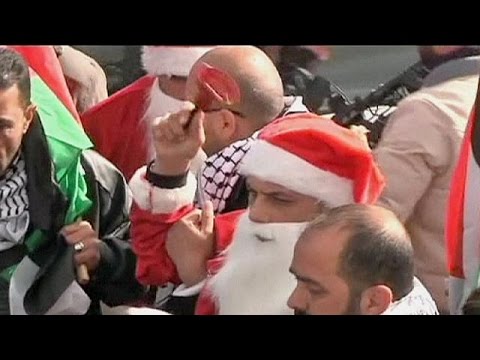 فلسطينيون بزي بابا نويل يشتبكون مع القوات الإسرائيلية في بيت لحم