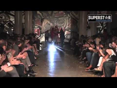 10 حوادث كوميدية لعارضات الأزياء