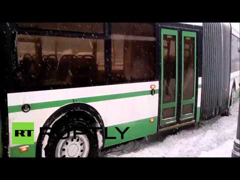 حافلة تعلق في الجليد في روسيا