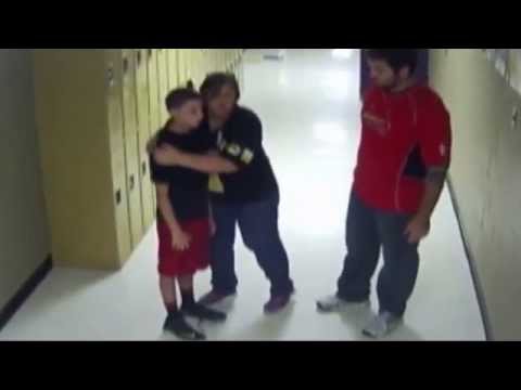 معلمة أميركية تنقذ حياة تلميذ كاد يختنق بقطعة حلوى