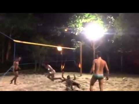 رونالدينيو يصد كرة بحركة  أكروباتية  مذهلة