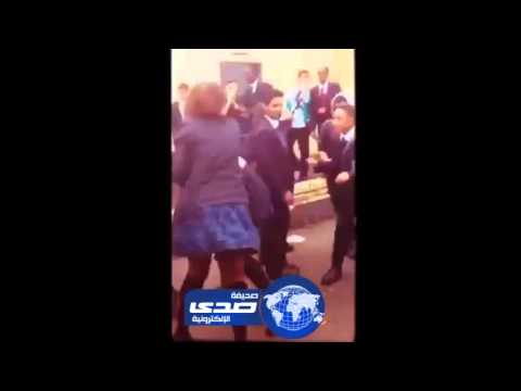 طالبة تسحل زميلتها داخل فناء المدرسة