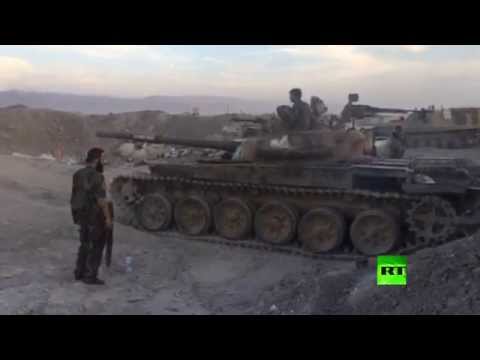 لحظة دخول الجيش السوري إلى قرية وسط حماة