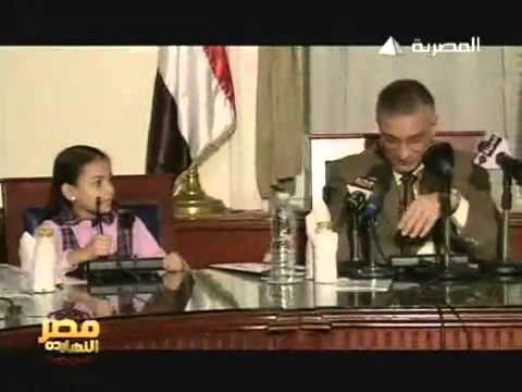 طفل يباغت أحمد زكي بدر عندما كان وزيرا للتعليم