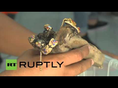 خنافس مُرصّعة بالمجوهرات