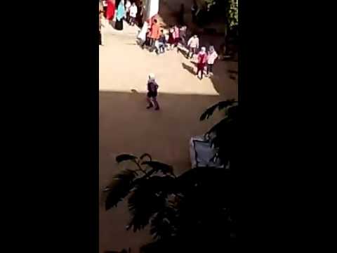 بلطجية يقتحمون مدرسة ابتدائية بالأسلحة النارية