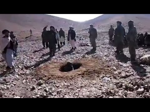 طالبان وزعماء حرب أفغان يرجمون امرأة حتى الموت