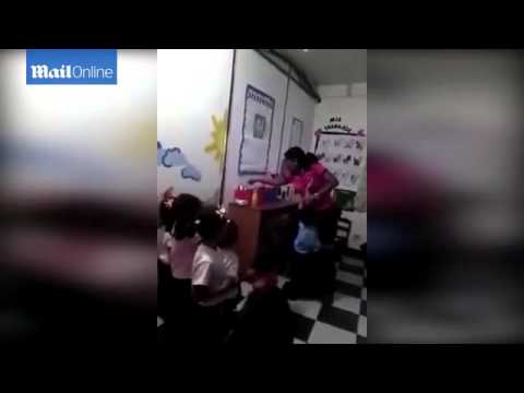 معلمة فنزويلية تعاقب التلاميذ بالـ”سرنجات”