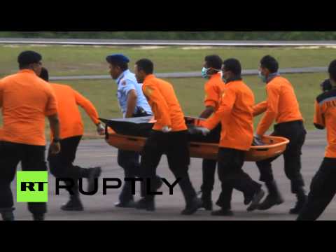 استمرار انتشال جثث ركاب الطائرة الماليزية المنكوبة