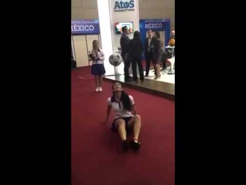 فتاة برازيلية تبهر الجميع بالكعب العالي