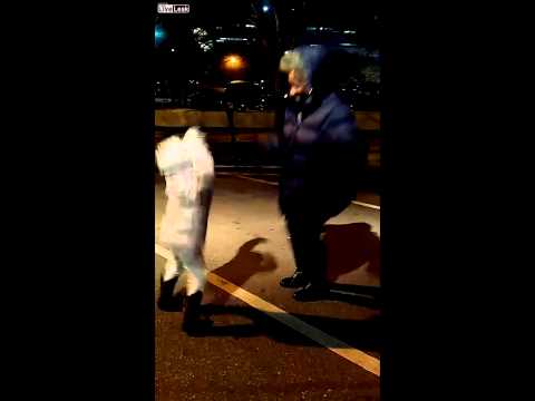عجوز تشارك حفيدتها بالرقص في الشارع