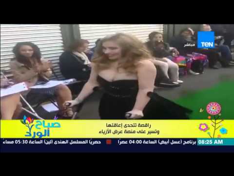 راقصة تتحدى إعاقتها في عرض الأزياء