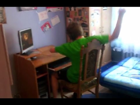 مراهق يلقي شاشة الكمبيوتر من الشباك