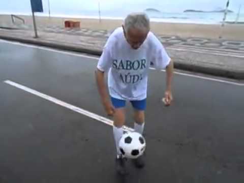 مهارات رائعة لرجل مسن في كرة القدم